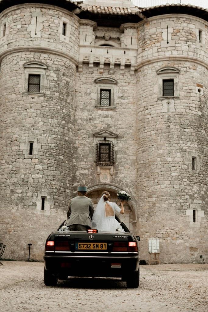 Voiture des mariés devant le chateau