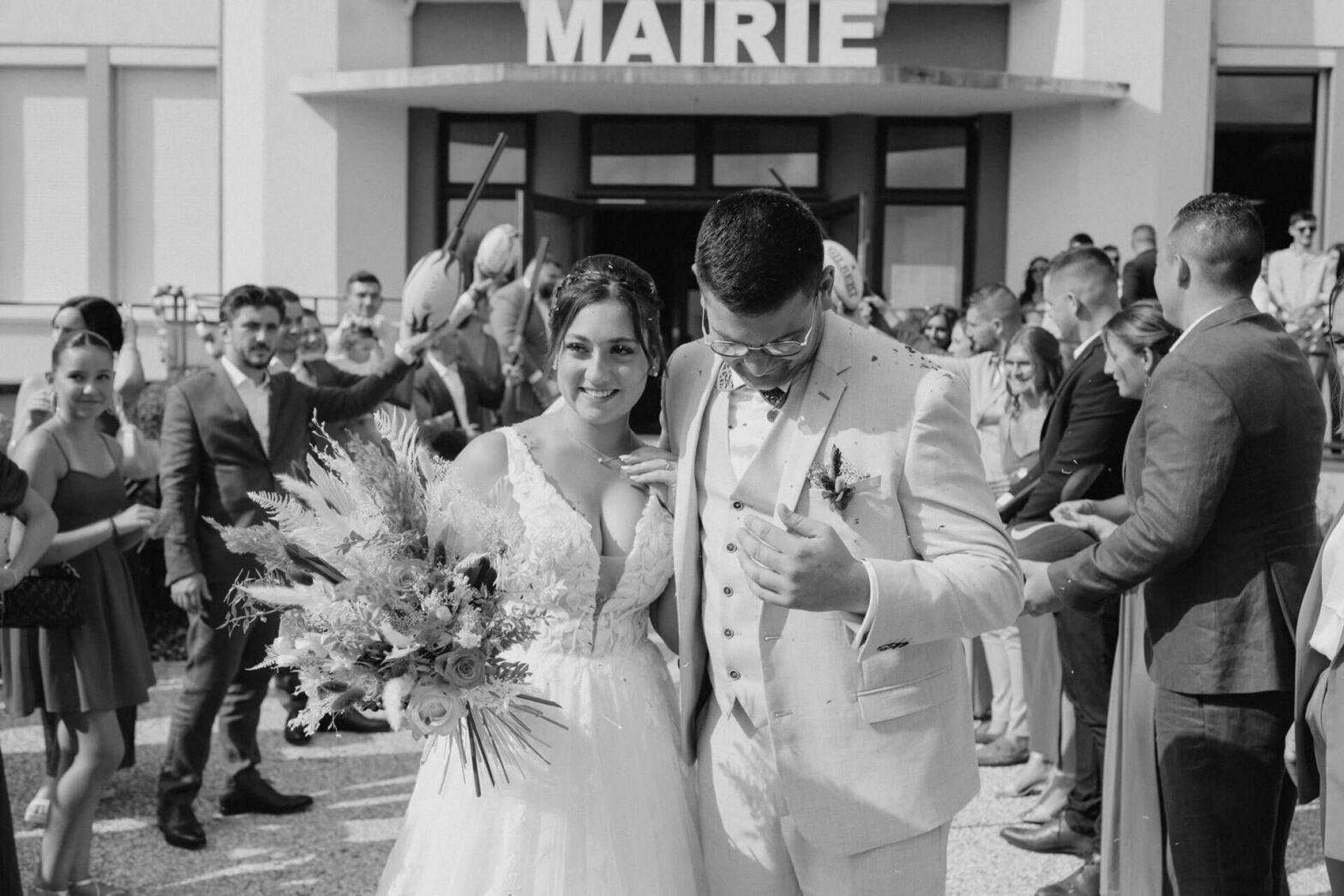 Sortie de la cérémonie civile sous la haie d'honneur de rugby