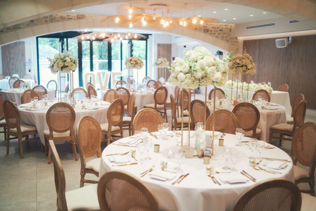 Décoration salle mariage en provence - blanc et dorée