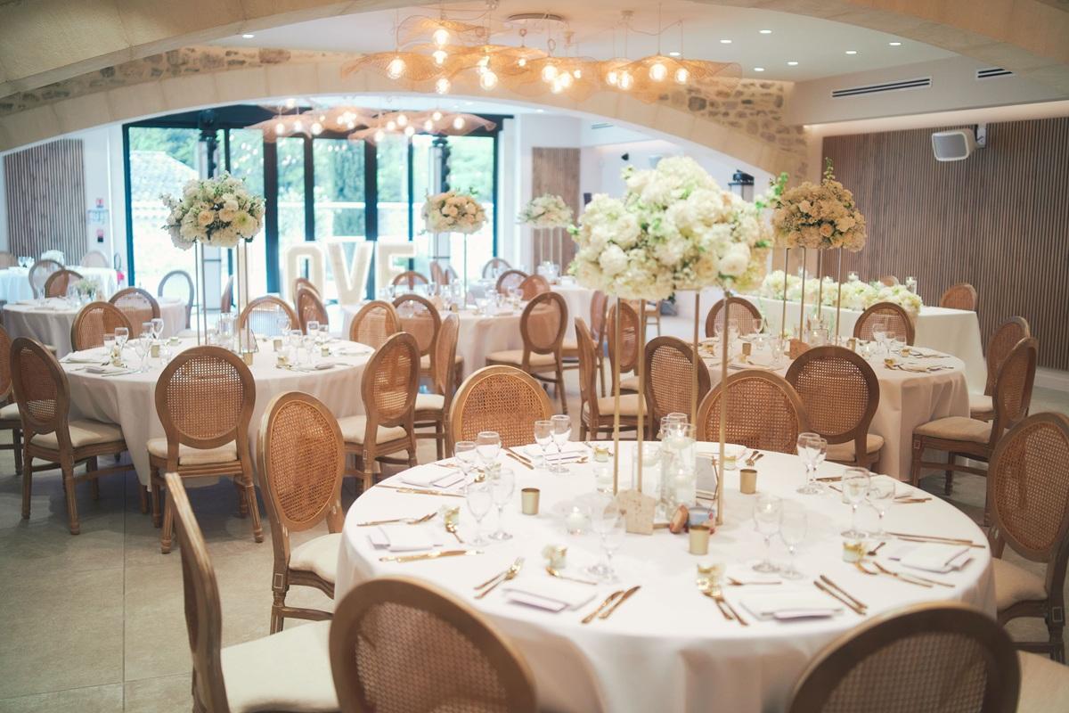 Décoration salle mariage en provence - blanc et dorée