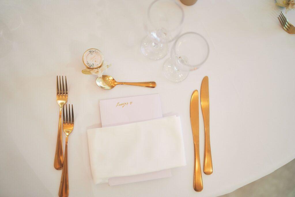 Décoration salle mariage en provence - blanc et dorée
