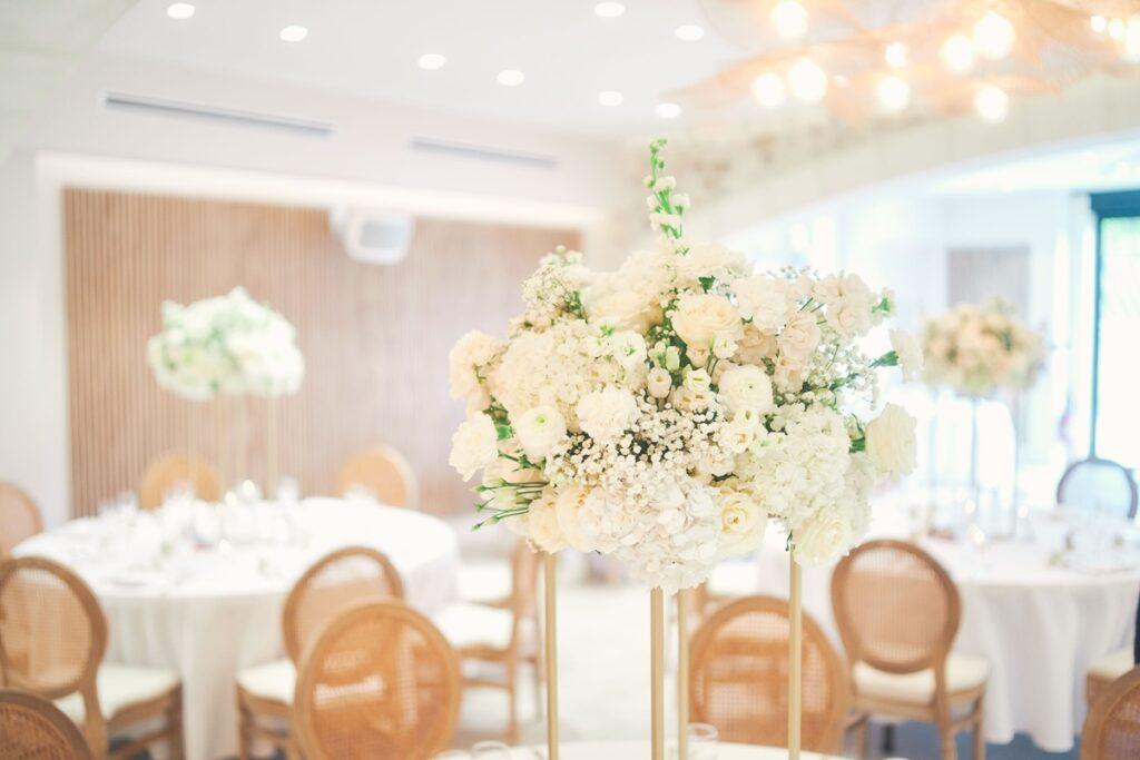 Décoration salle mariage en provence - blanc et dorée