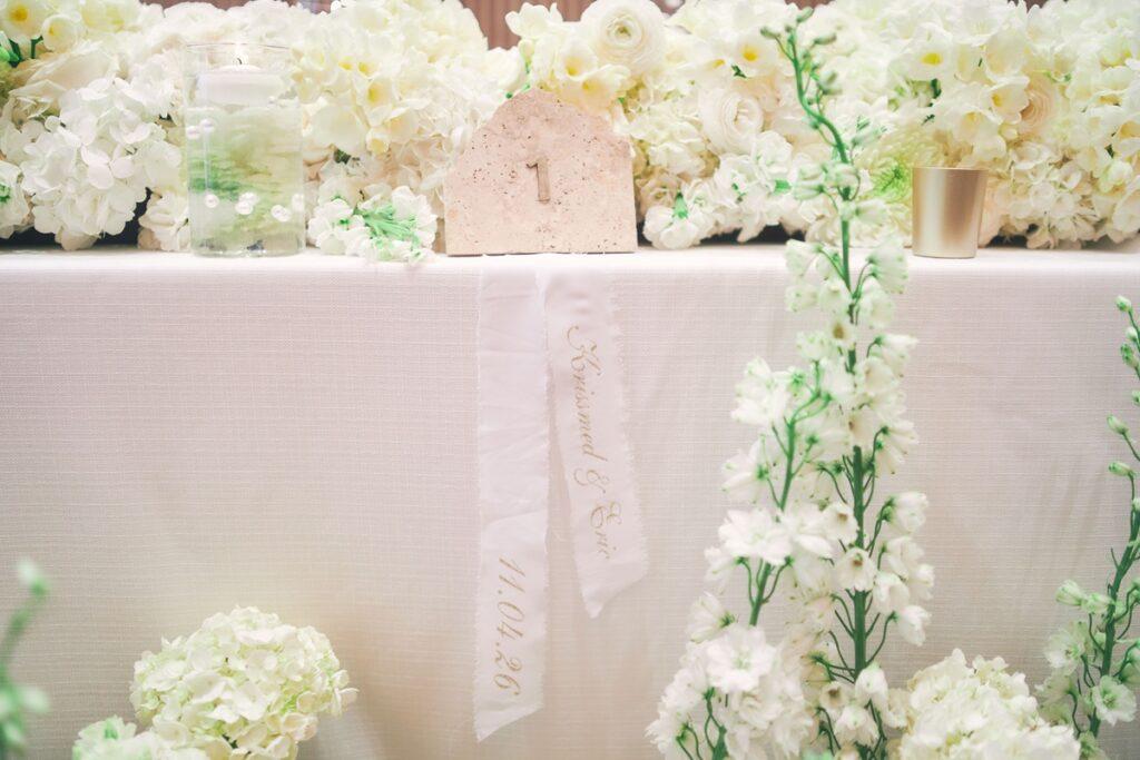 Décoration salle mariage en provence - blanc et dorée