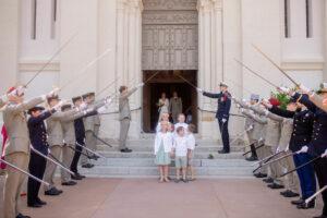 Haie d'honneur militaire (Voute d'acier) réalisé lors de la sortie de la cérémonie religieuse lors d'un mariage militaire