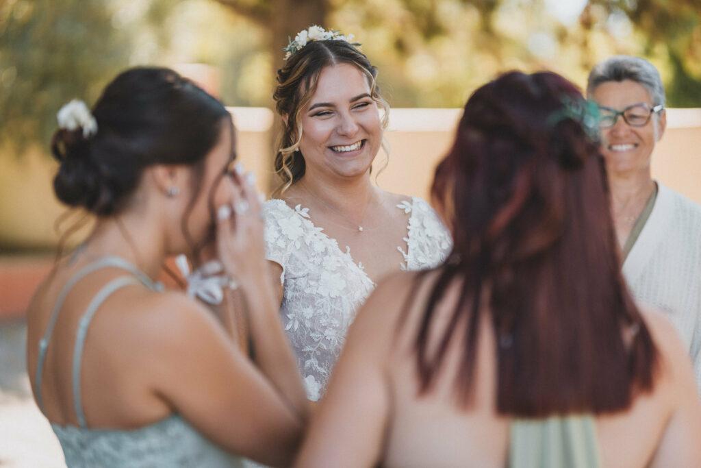 Un mariage militaire en Hérault. Découverte de la robe de mariée par sa famille et ses témoins
