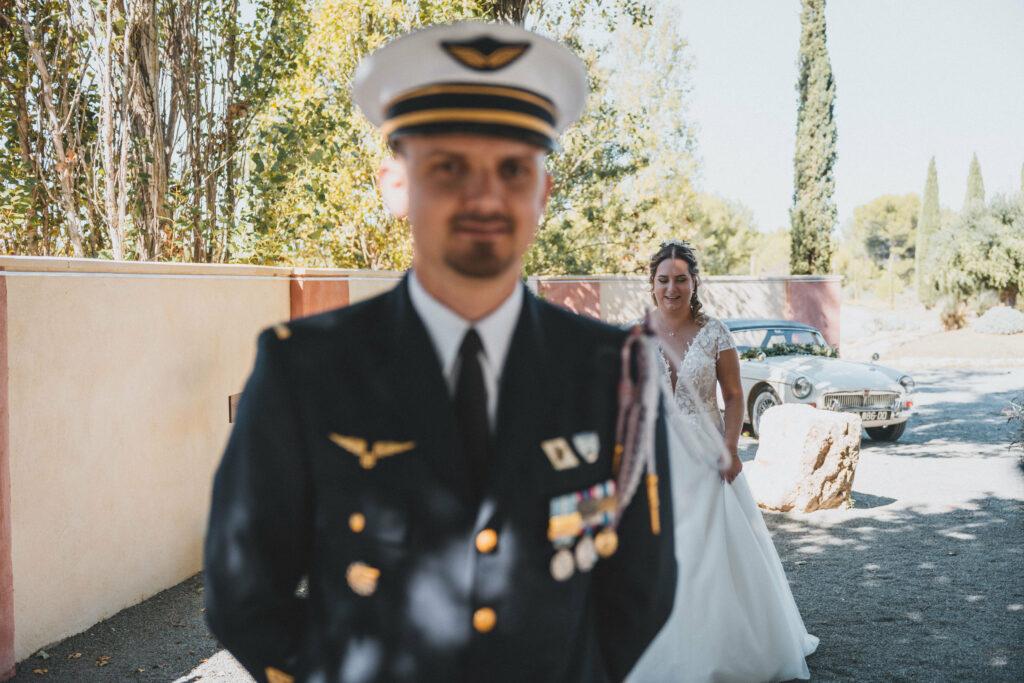 First look d'un marié militaire avec sa future femme. Le moment où le marié découvre la mariée avec sa robe