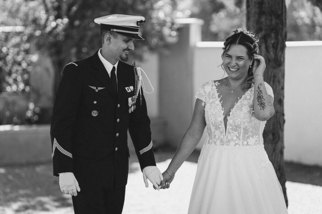 First look d'un marié militaire avec sa future femme. Le moment où le marié découvre la mariée avec sa robe