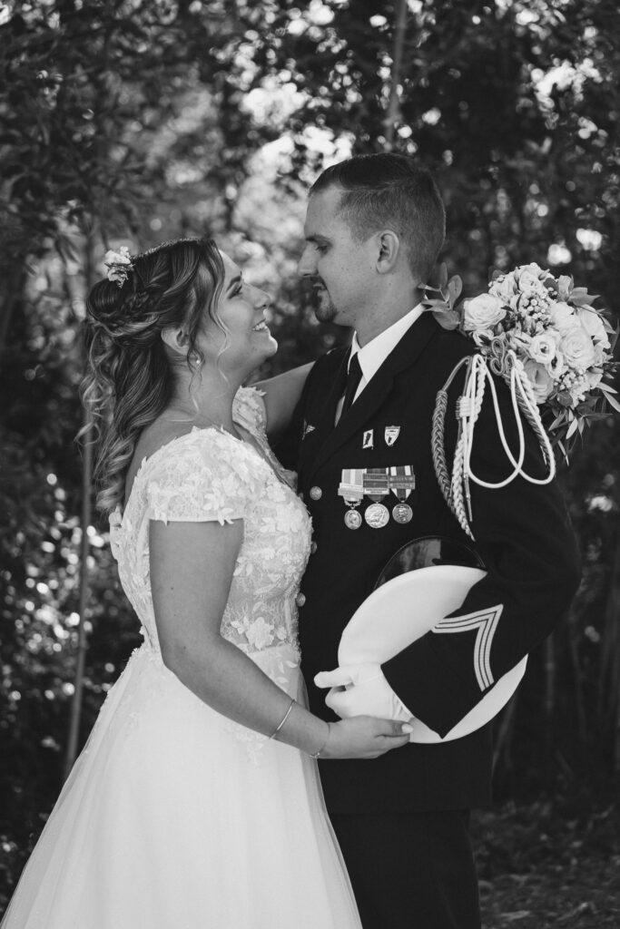Photo de couple en uniforme militaire