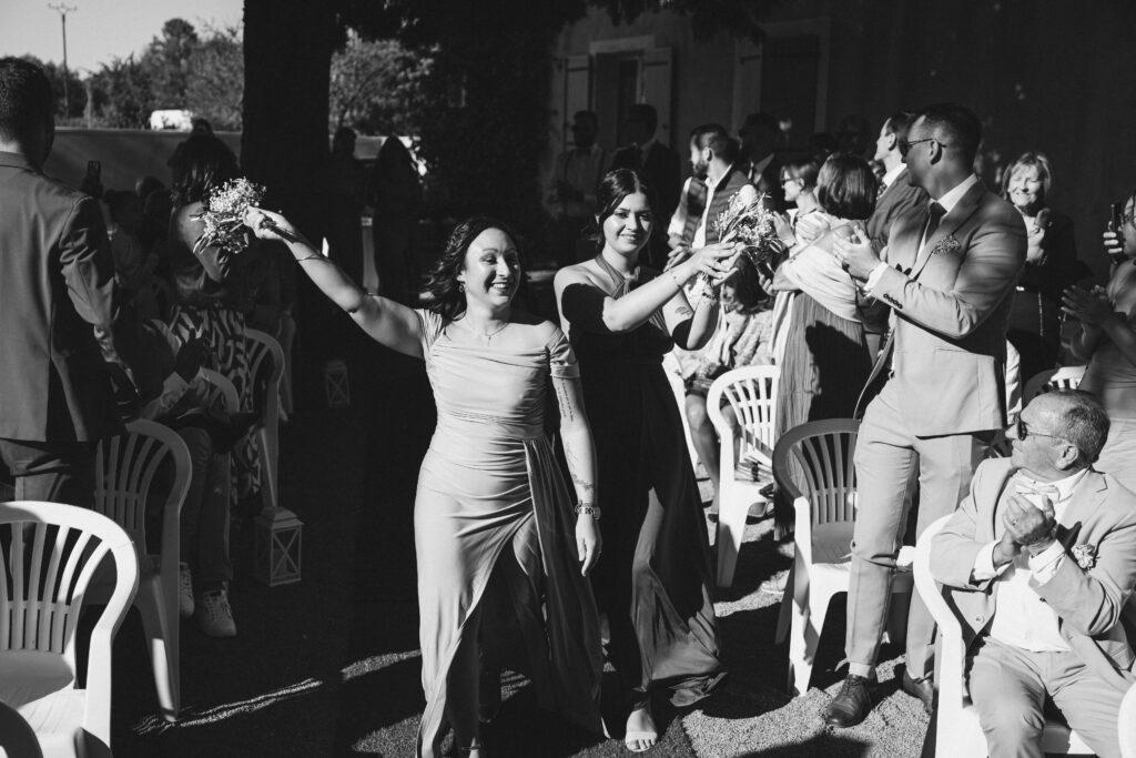 Cortège des témoins et des demoiselles d'honneur à la cérémonie laïque