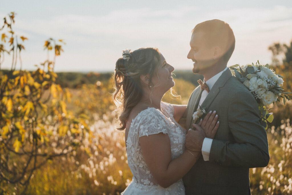 Photo de couple au coucher du soleil