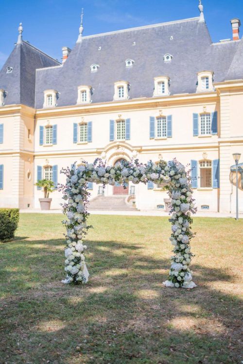 mariage-elegant-chateau-rajat-composition-arche-florale